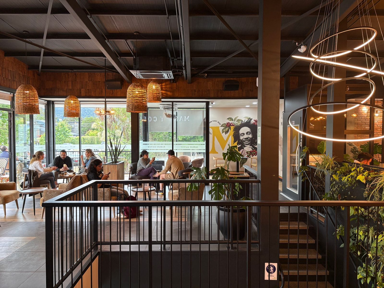 Interior acogedor de Marley Coffee con buena iluminación
