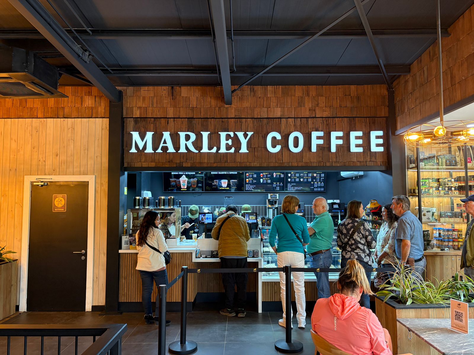 Interior de Marley Coffee en Teja Market, Valdivia