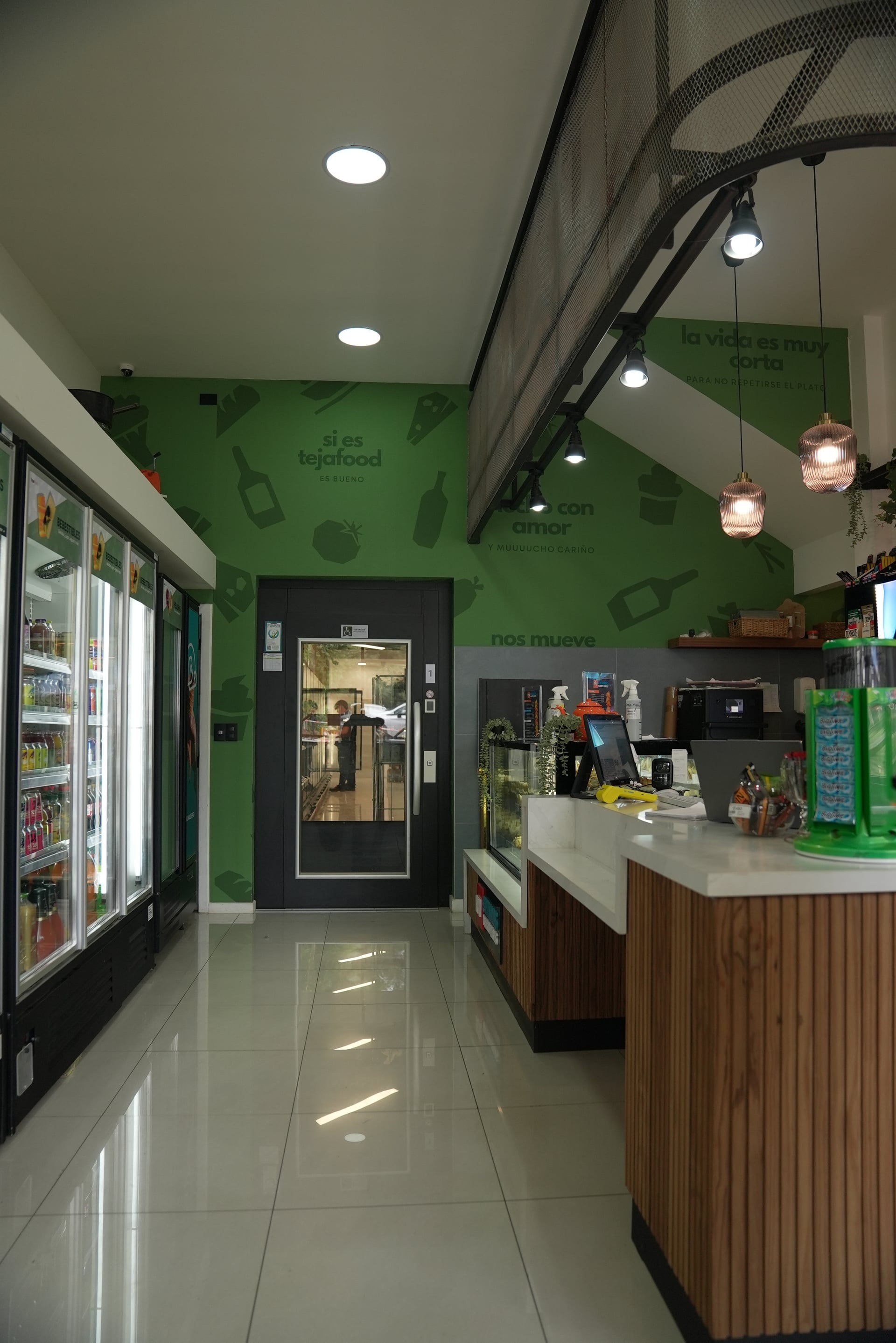 Interior Teja Food — platos preparados con ingredientes locales